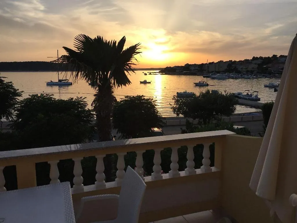 Apartments And Rooms Villa Luci Barbat na Rabu Guest house